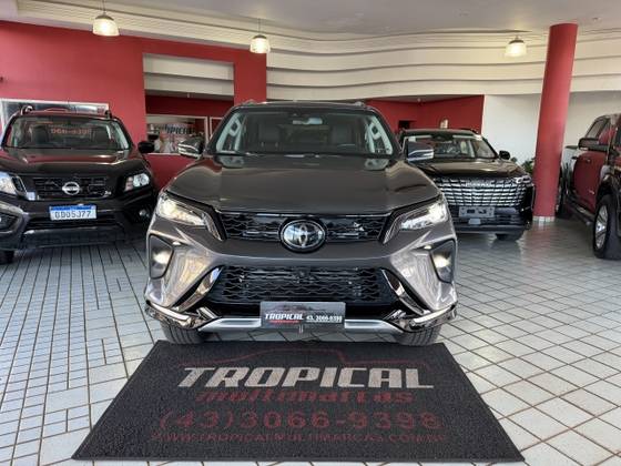 TOYOTA HILUX SW4 2.8 D-4D TURBO DIESEL SRX PLATINUM 7L 4X4 AUTOMÁTICO